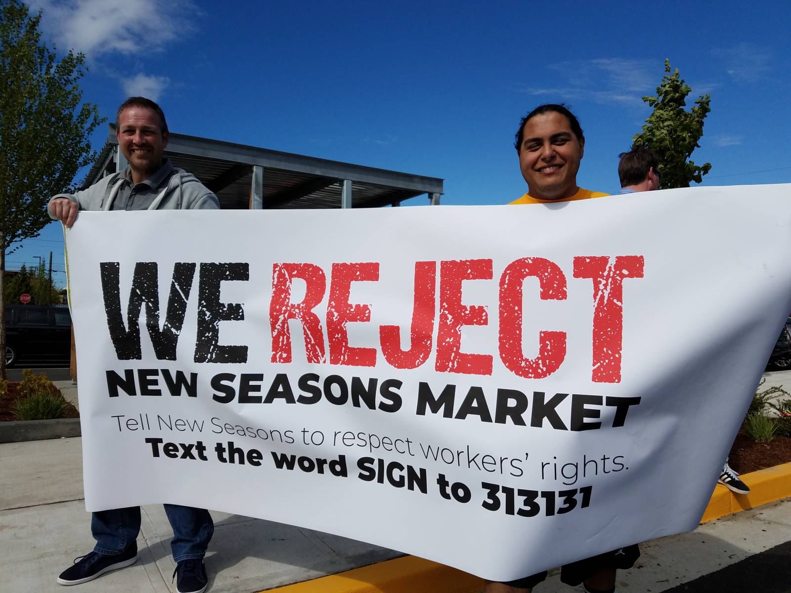 Union grocers hold the line in defense of workers' rights! Liberation photo.