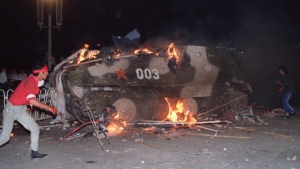 Un vehículo blindado en llamas durante las protestas del 4 de junio de 1989 en Beijing.