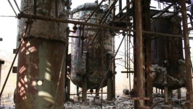 Deteriorating section of the Union Carbide plant in Bhopal taken in 2008. Photo credit: Simone.lippi at it.wikipedia, CC BY-SA 2.0)